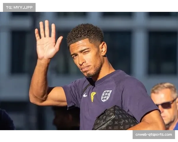 古德利社媒晒与贝林厄姆对抗照，后者幽默回应“拥抱太用力”